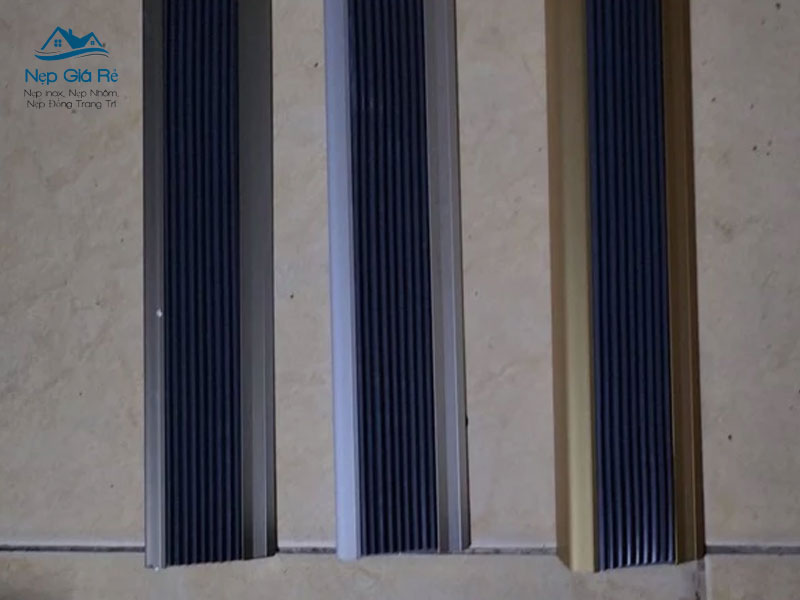 Bang-gia-nep-chong-truot-cau-thang-tai-dien-bien-cap-nhat-moi-nepgiare