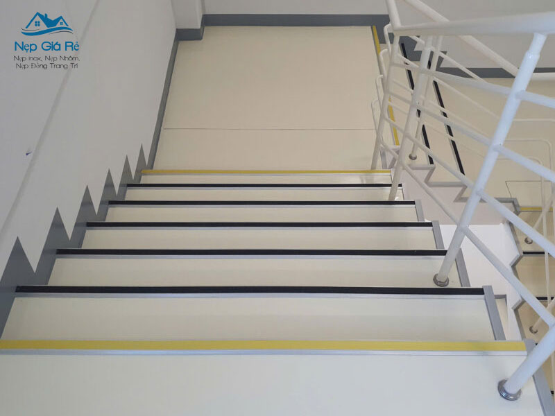 Bang-gia-nep-chong-truot-cau-thang-tai-dong-thap-nepgiare