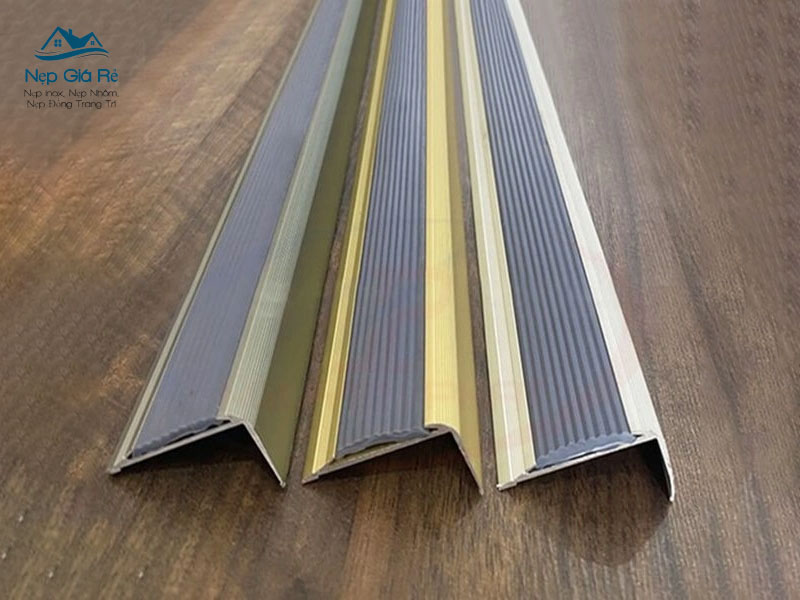 Bang-gia-nep-chong-truot-cau-thang-tai-gia-lai-chi-tiet-nepgiare