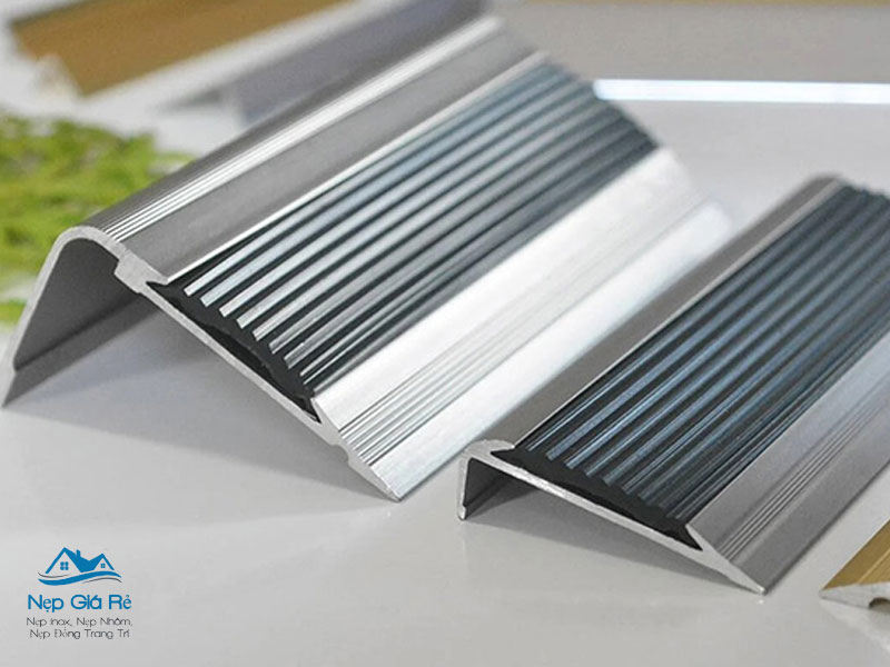 Bang-gia-nep-chong-truot-cau-thang-tai-ha-giang-chi-tiet-nepgiare