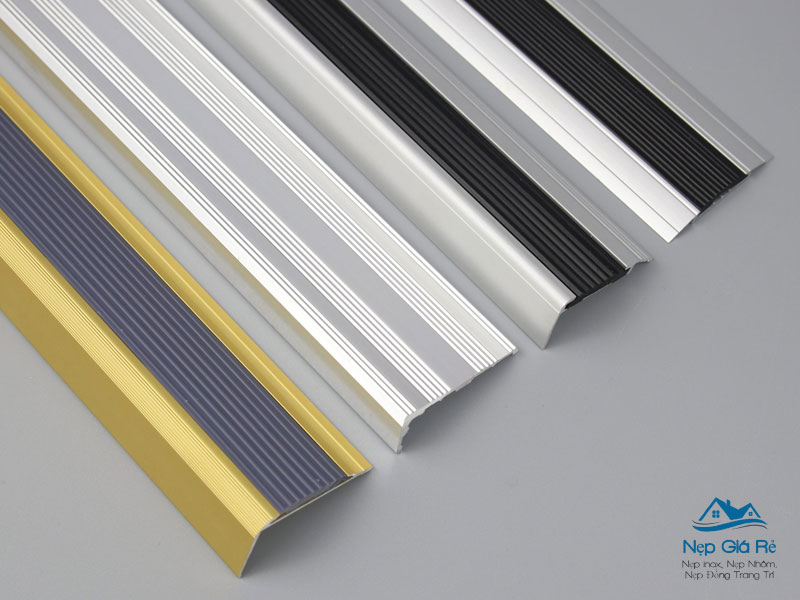 Bang-gia-nep-chong-truot-cau-thang-tai-hung-yen-chat-luong-nepgiare