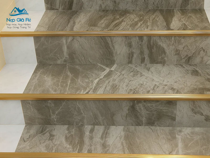 Bang-gia-nep-chong-truot-cau-thang-tai-kon-tum-chi-tiet-nepgiare