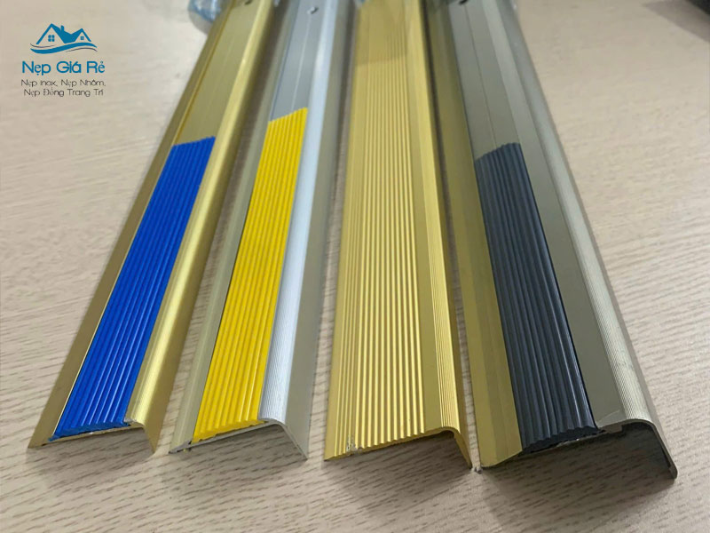 Bang-gia-nep-chong-truot-cau-thang-tai-tp-hcm-moi-nhat-nepgiare