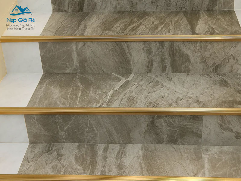 Cac-dac-diem-quan-trong-cua-nep-chong-truot-cau-thang-nepgiare