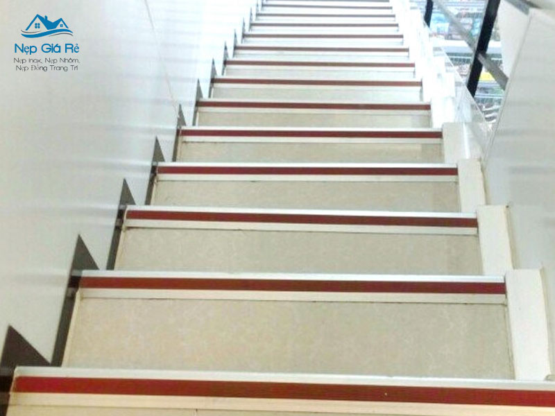 Co-nen-lap-nep-chong-truot-cau-thang-hay-khong-nepgiare