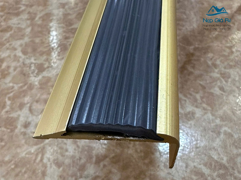 Gia-nep-chong-truot-cau-thang-phu-thuoc-vao-nhung-yeu-to-nao-nepgiare