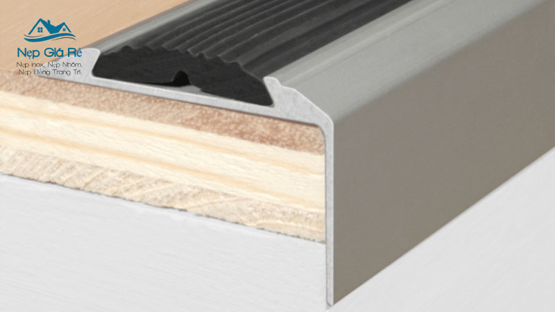 Gia-nep-chong-truot-cau-thang-tai-kon-tum-cap-nhat-moi-nhat-nepgiare