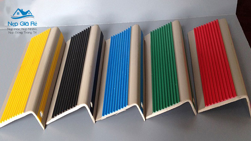 Gia-nep-chong-truot-cau-thang-tai-lai-chau-nepgiare