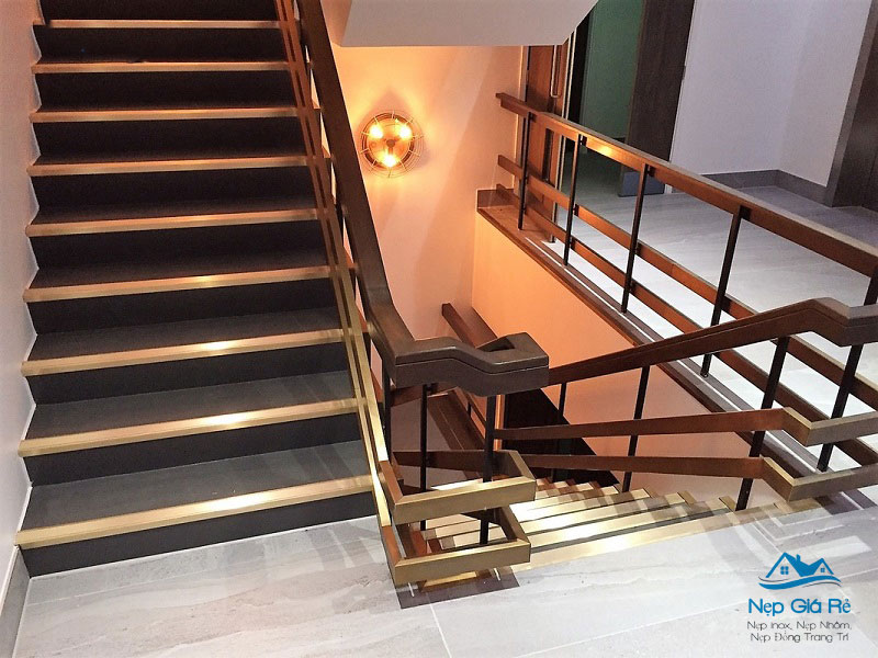 Gia-nep-dong-chong-truot-cau-thang-nepgiare