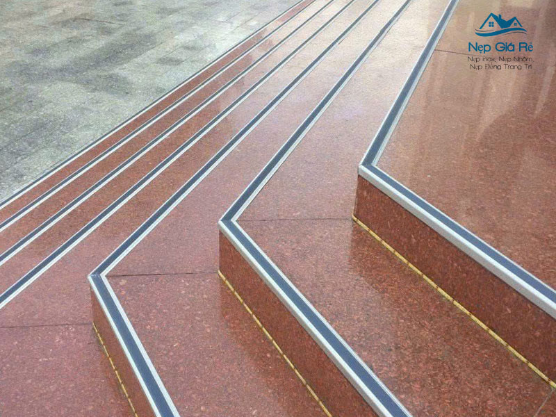 Gia-nep-dong-chong-truot-cau-thang-nepgiare