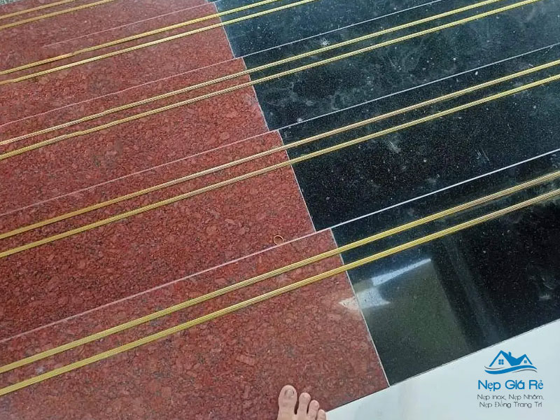 Gia-nep-dong-chong-truot-cau-thang-nepgiare