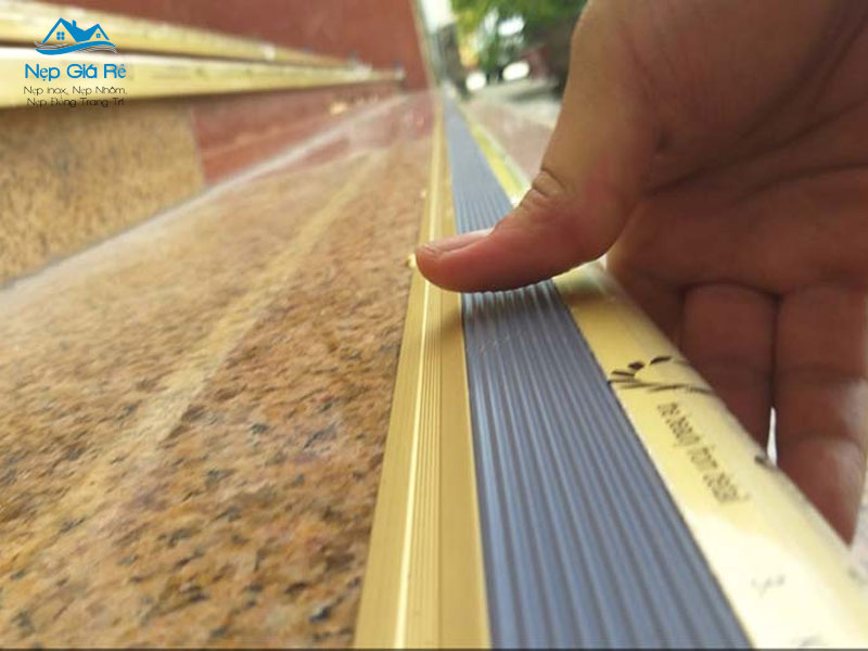 Gia-tri-noi-bat-cua-nep-chong-truot-cau-thang-tai-ha-nam-nepgiare