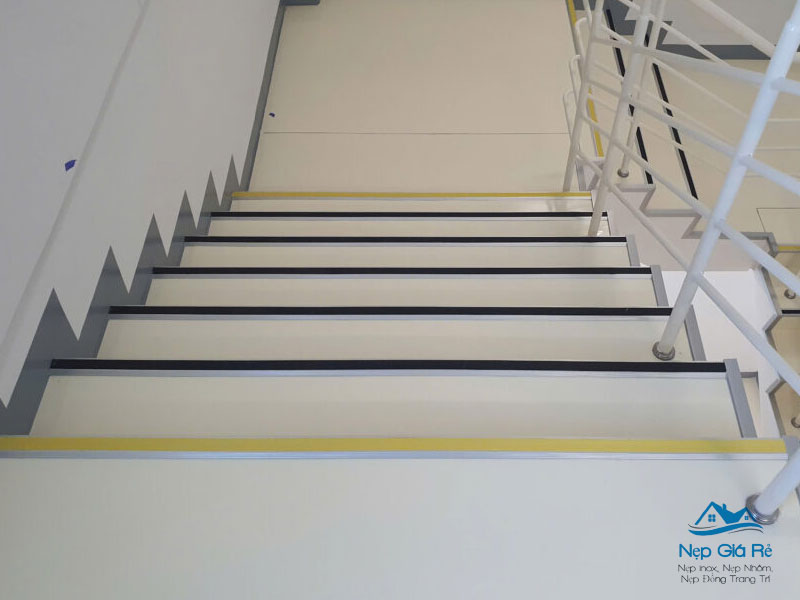 Goi-y-don-vi-cung-cap-nep-chong-truot-cau-thang-tai-hung-yen-uy-tin-1-nepgiare