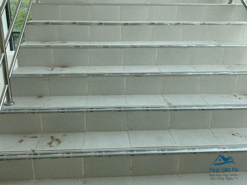 Goi-y-don-vi-cung-cap-nep-chong-truot-cau-thang-tai-hung-yen-uy-tin-nepgiare