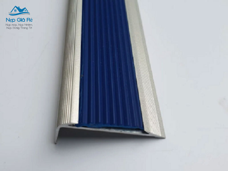 Goi-y-noi-mua-nep-chong-truot-cau-thang-uy-tin-tai-ha-giang-nepgiare