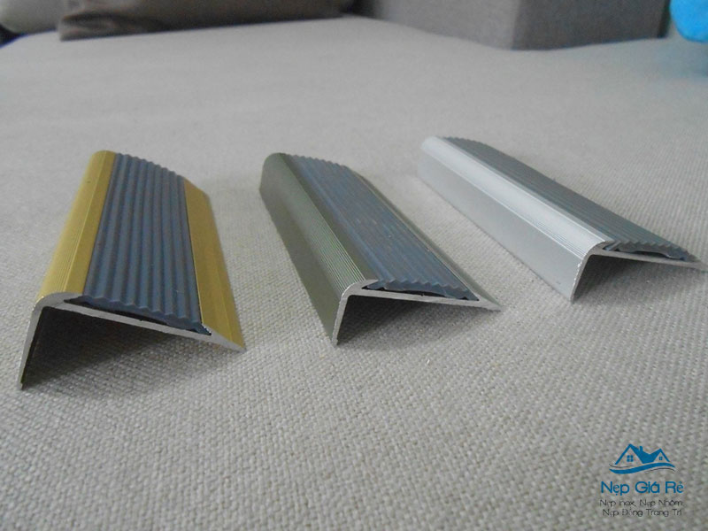 Lap-nep-chong-truot-cau-thang-can-luu-y-dieu-gi-nepgiare