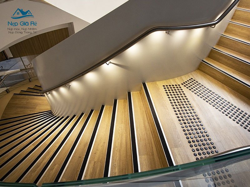 Nep-gia-re-dia-chi-phan-phoi-nep-chong-truot-cau-thang-tai-lai-chau-gia-tot-nepgiare