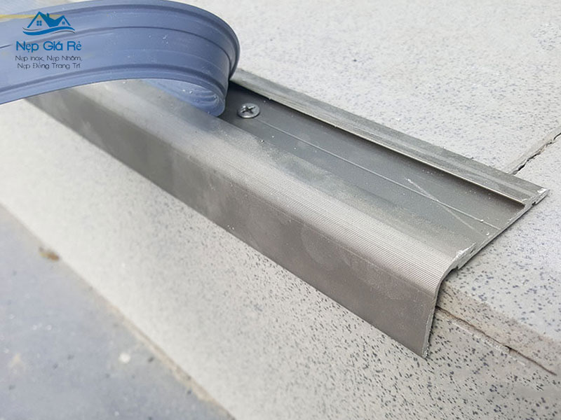 Nep-gia-re-don-vi-cung-ung-nep-chong-truot-cau-thang-tai-ha-nam-uy-tin-nhat-nepgiare