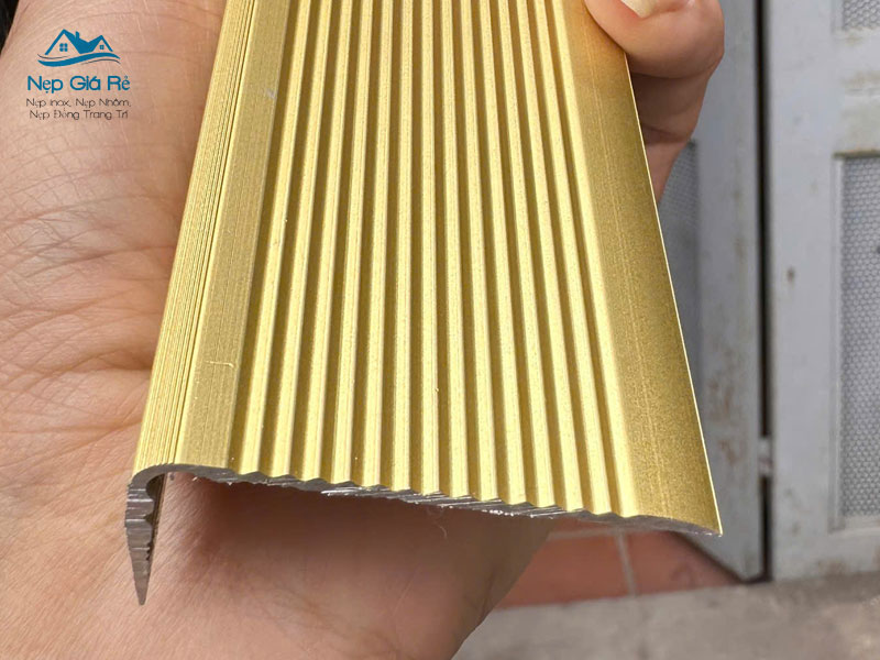 Nep-gia-re-don-vi-phan-phoi-nep-chong-truot-cau-thang-tai-kon-tum-uy-tin-nepgiare