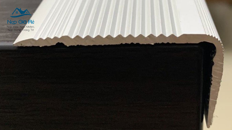 Tham-khao-gia-nep-chong-truot-cau-thang-tai-ha-giang-chi-tiet-nepgiare