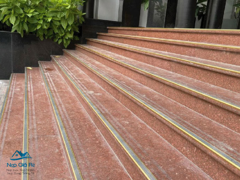 Vi-sao-nep-chong-truot-cau-thang-co-gia-cao-hon-cac-vat-lieu-khac-nepgiare