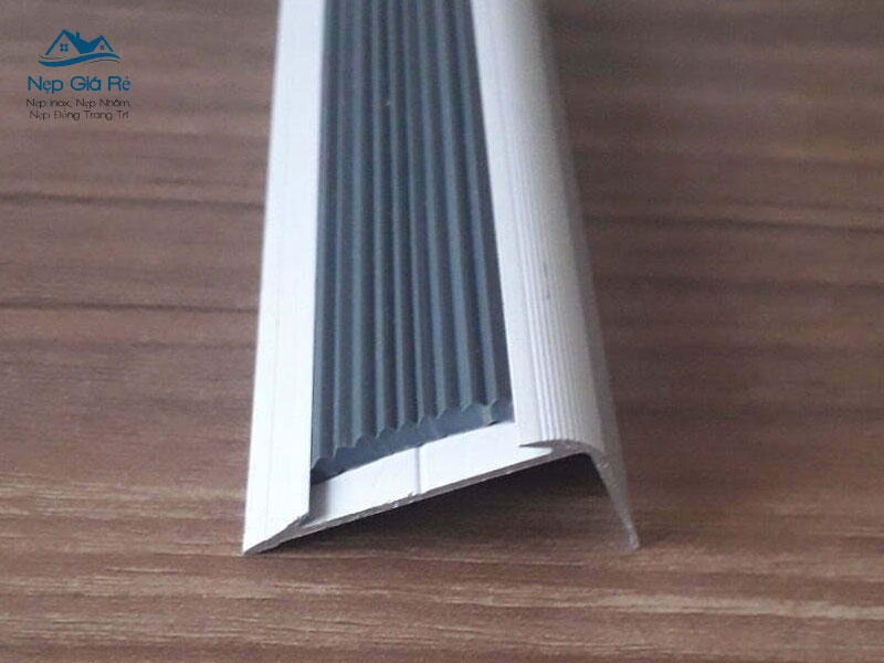 Bang-gia-nep-chong-truot-cau-thang-tai-hau-giang-nepgiare