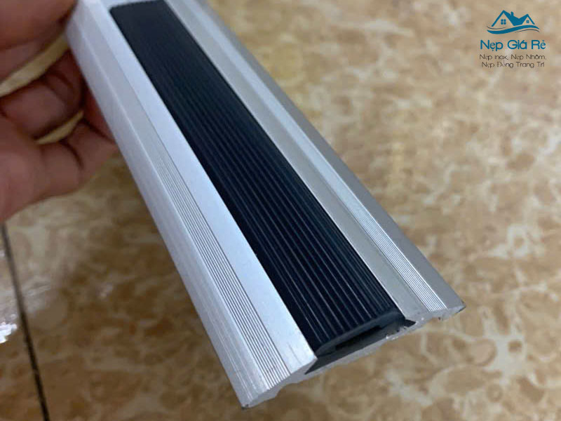 Bang-gia-nep-chong-truot-cau-thang-tai-quang-tri-day-du-chat-lieu-nepgiare