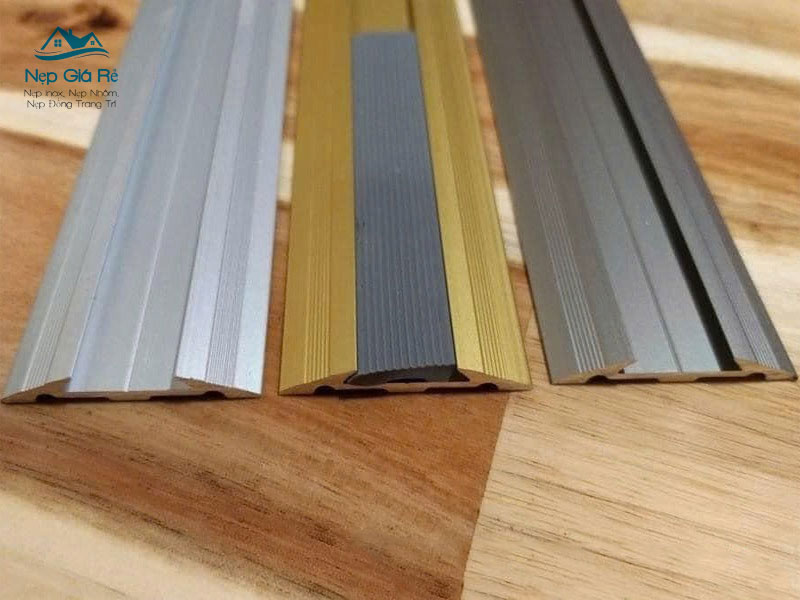 Cac-yeu-to-anh-huong-den-gia-nep-chong-truot-cau-thang-tai-hau-giang-nepgiare