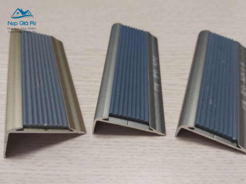 Dia-chi-cung-cap-nep-chong-truot-cau-thang-tai-lam-dong-uy-tin-gia-tot-nepgiare