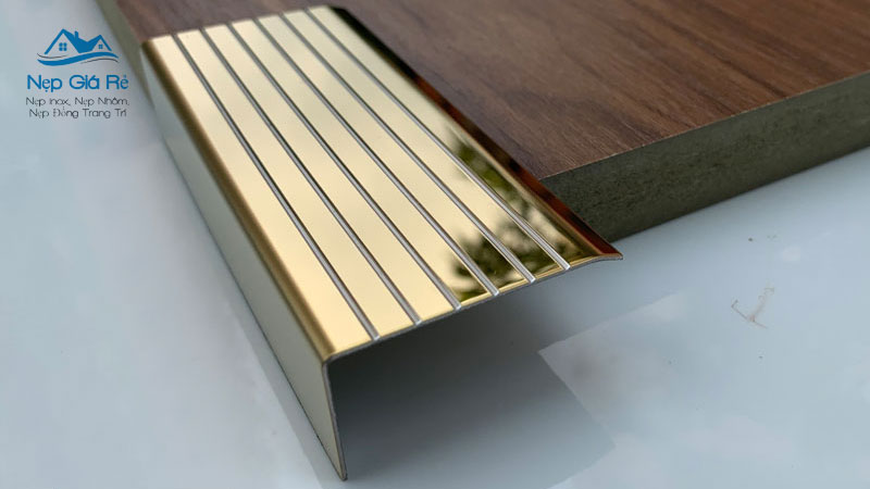 Gia-nep-chong-truot-cau-thang-tai-lam-dong-nepgiare