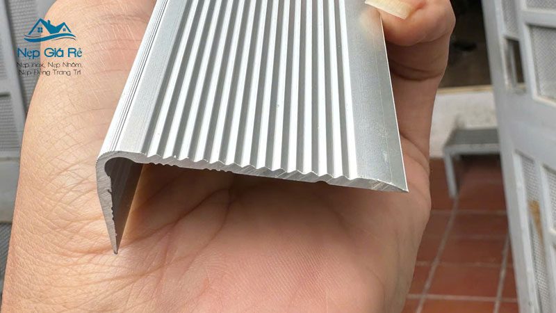 Tong-hop-gia-nep-chong-truot-cau-thang-tai-quang-tri-tan-xuong-nepgiare