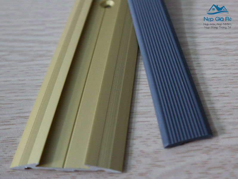 Yeu-to-anh-huong-den-gia-nep-chong-truot-cau-thang-nepgiare