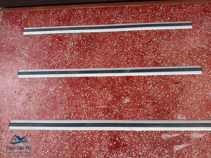 Bang-gia-nep-chong-truot-cau-thang-tai-hoa-binh-chi-tiet-nepgiare