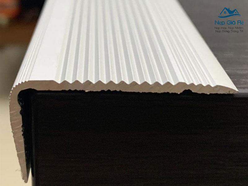 Bang-gia-nep-chong-truot-cau-thang-tai-quang-ninh-moi-nhat-nepgiare