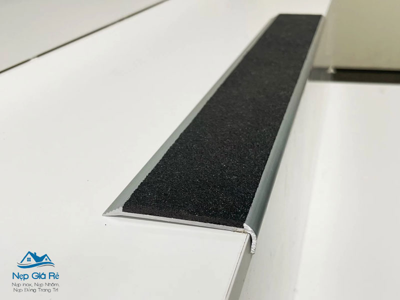 Co-dinh-nep-bang-keo-hoac-oc-vit-nepgiare