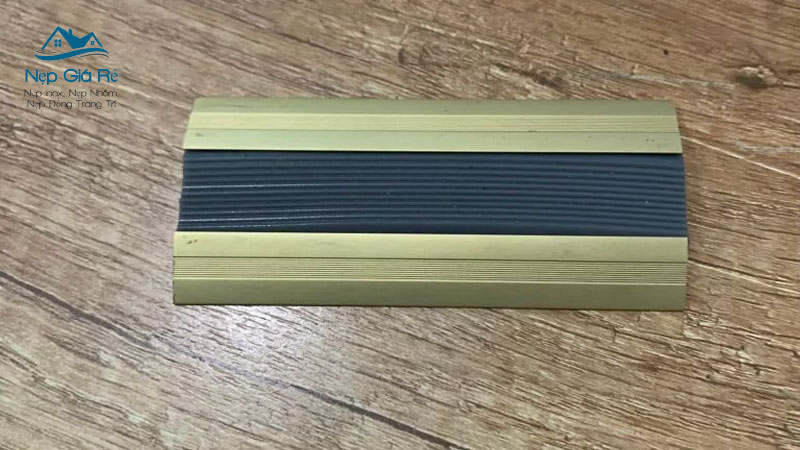 Gia-nep-chong-truot-cau-thang-tai-hoa-binh-nepgiare