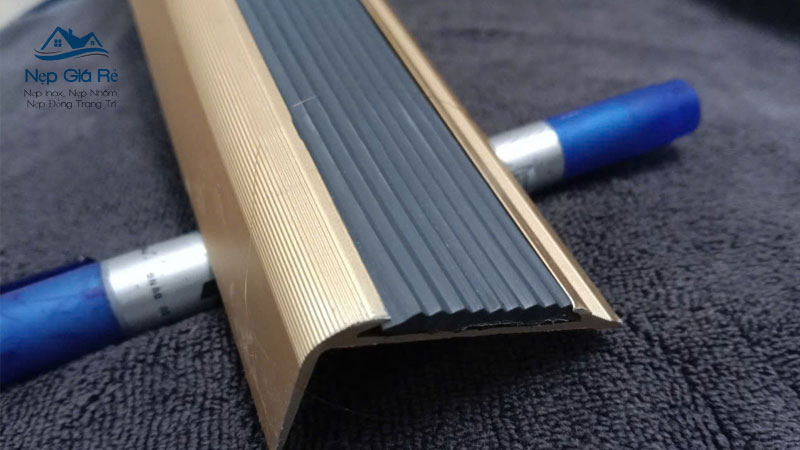 Gia-nep-chong-truot-cau-thang-tai-quang-ngai-va-cac-loai-pho-bien-nepgiare