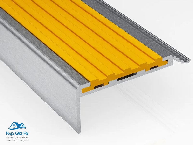 Meo-lap-dat-nep-chong-truot-cau-thang-an-toan-nepgiare