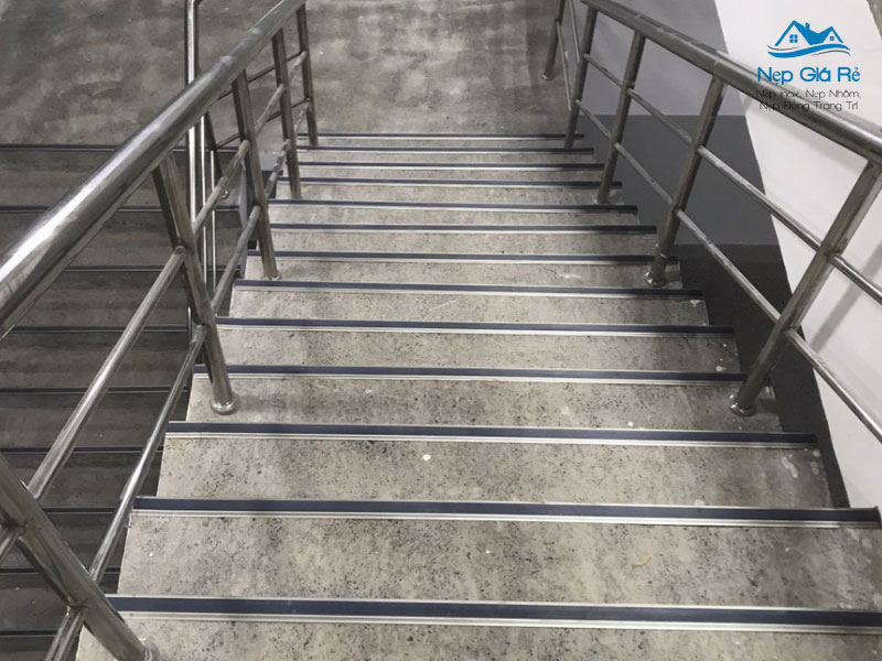 Nep-gia-re-doi-tac-cung-cap-nep-chong-truot-cau-thang-tai-quang-ngai-nepgiare