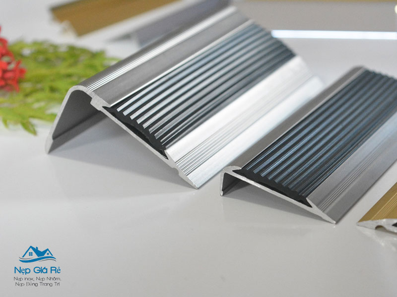 Nep-gia-re-tong-kho-phan-phoi-nep-cau-thang-chuan-chat-luong-nepgiare