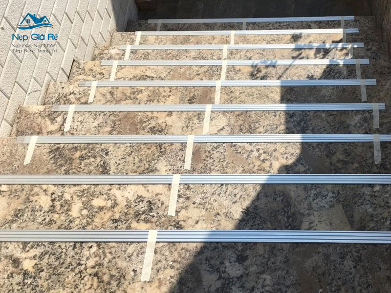 Nhung-ly-do-nen-thi-cong-nep-chong-truot-cho-cau-thang-nepgiare