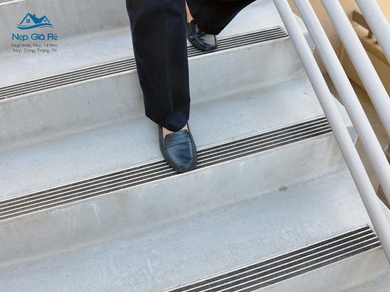 Bang-gia-nep-chong-truot-cau-thang-tai-nha-trang-moi-nhat-nepgiare