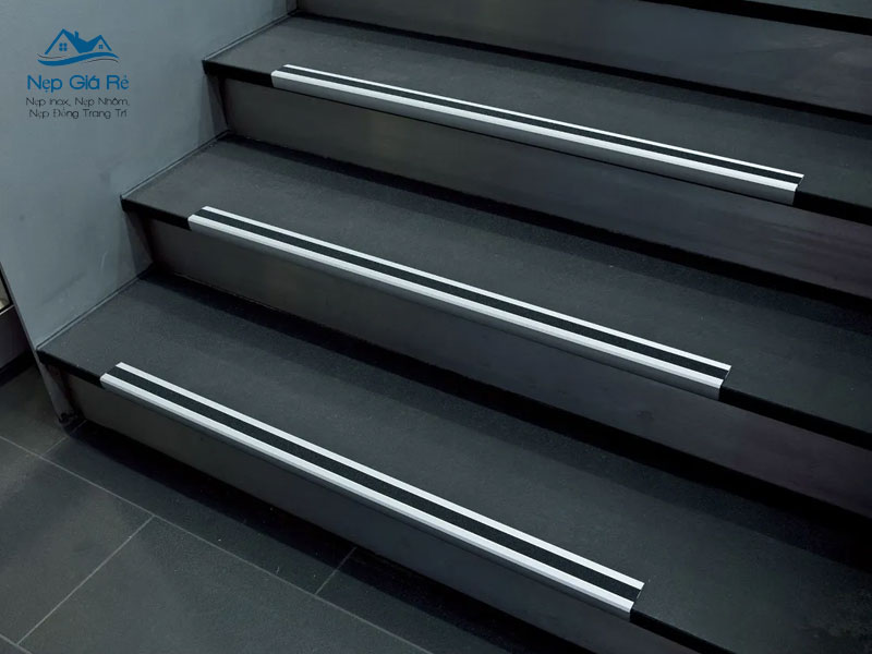 Kinh-nghiem-chon-mua-nep-chong-truot-phu-hop-ngan-sach-nepgiare