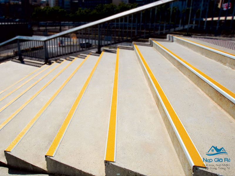 Meo-chon-nep-chong-truot-cau-thang-phu-hop-tung-cong-trinh-nepgiare