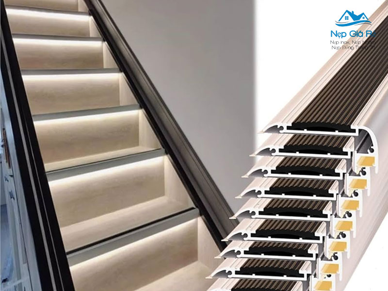 Nep-chong-truot-cau-thang-tai-bac-kan-nen-mua-o-dau-nepgiare