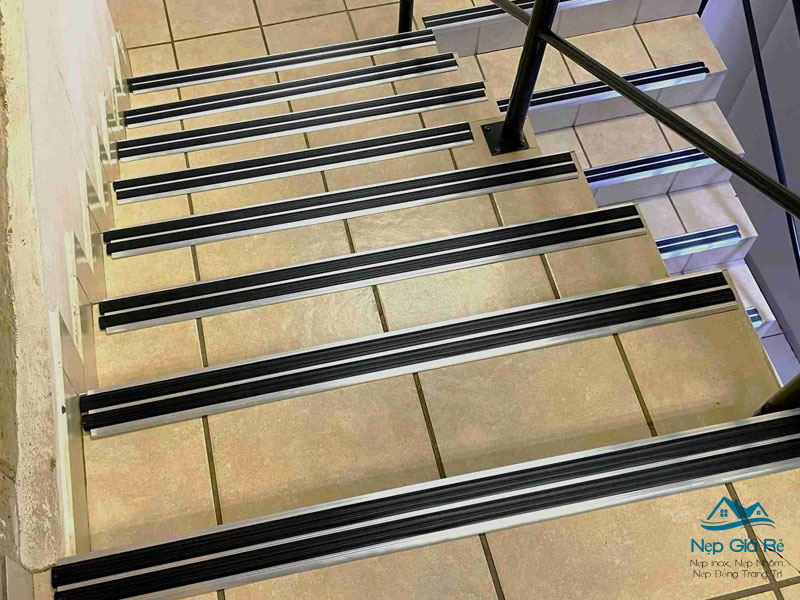 Nep-gia-re-dia-chi-mua-nep-chong-truot-cau-thang-tai-dong-nai-gia-tot-nepgiare