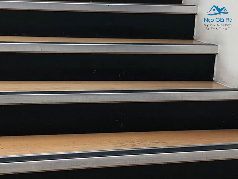 Nep-gia-re-doi-tac-cung-ung-nep-chong-truot-cau-thang-tai-nha-trang-uy-tin-nepgiare