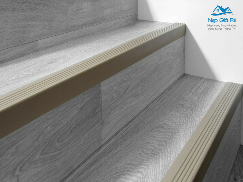 Nep-gia-re-giai-phap-nep-chong-truot-cau-thang-tai-can-tho-uy-tin-nepgiare