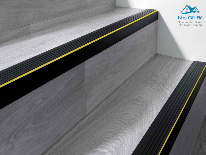 Nep-gia-re-noi-cung-ung-nep-chong-truot-cau-thang-tai-lang-son-nepgiare