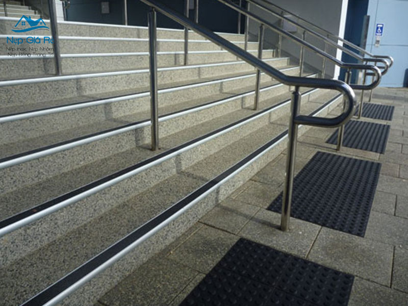 Quy-trinh-lap-dat-nep-chong-truot-cau-thang-don-gian-nepgiare